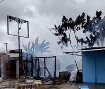 Incêndio destrói residência no Conjunto Eustáquio Gomes, em Maceió