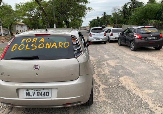 Movimentos realizam carreata contra Bolsonaro em Maceió