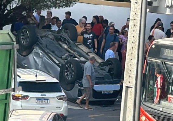 Criança fica ferida após carro capotar na Ponta Verde, em Maceió