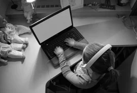 Começa a valer lei que define regras para crianças acessarem internet