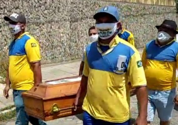 Funcionários dos Correios carregam caixão com imagem de presidente durante passeata
