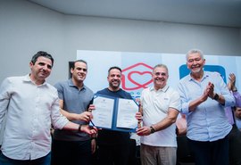 Governador assina ordens de serviço para construção de 3 universidades e anuncia concurso para Uneal e bolsas para alunos