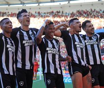 Botafogo vence o Flamengo por 3 a 2 e vira líder do Brasileirão