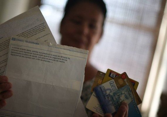 Bolsonaro sanciona projeto para evitar 'superendividamento' dos consumidores