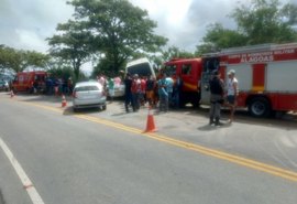 Colisão entre carro de passeio e micro-ônibus deixa uma vítima fatal