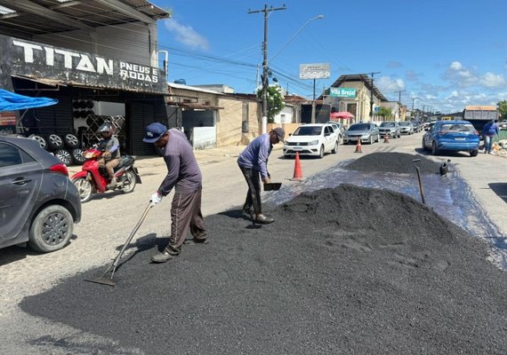 Operação Tapa-Buraco recupera pavimento da Avenida Senador Rui Palmeira