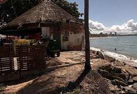 Barraca com risco de desabamento é interditada na Praia da Jatiúca