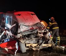 Choque entre ambulância e caminhão mata técnica de enfermagem e paciente na AL-115