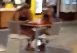 VÍDEO: mulher flagra marido com amante em shopping e faz barraco: 'não paga as contas e veio comer Mc Donalds'