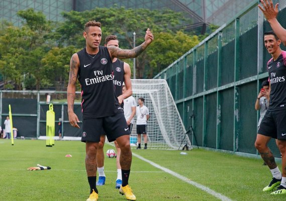 Horas depois de chegar à China, Neymar treina com o PSG