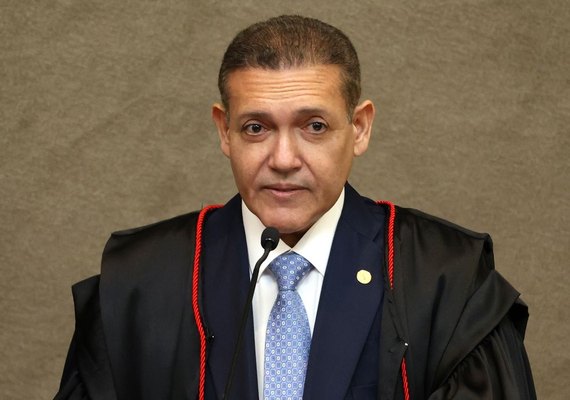 Nunes Marques pede parecer da PGR sobre revisão da condenação de Bolsonaro