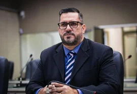 Leonardo Dias critica abandono de patinetes em Maceió e cobra ordenamento