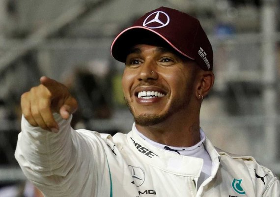 Hamilton garante pole em Singapura com recorde