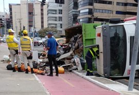 Caminhão de coleta de lixo tomba na orla de Ponta Verde e deixa gari ferido