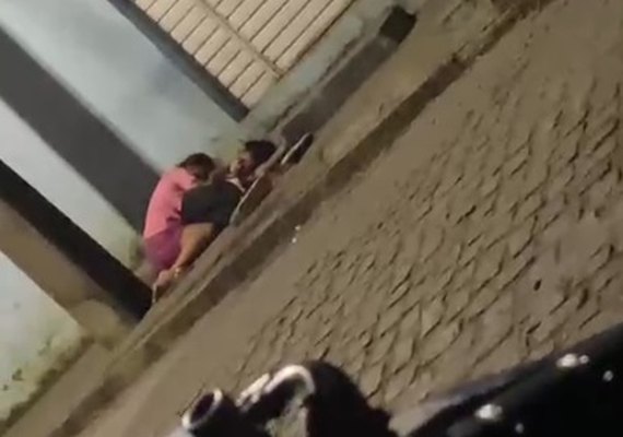 Jovem é executado a tiros no Farol, e vídeo mostra mãe em prantos sobre o corpo do filho