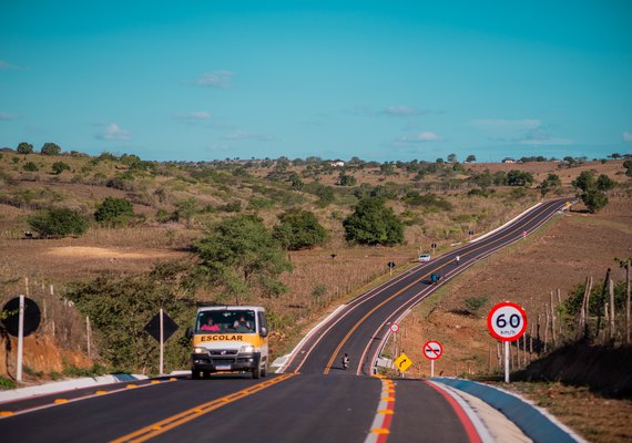 Governo de Alagoas entrega pavimentação asfáltica em Traipu