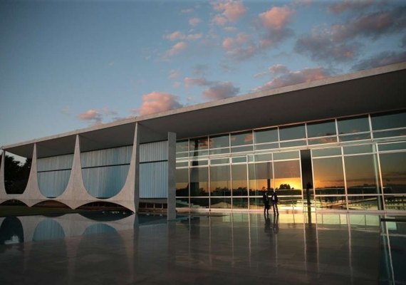 Palácio da Alvorada está com piso, teto, tapetes e móveis danificados; veja
