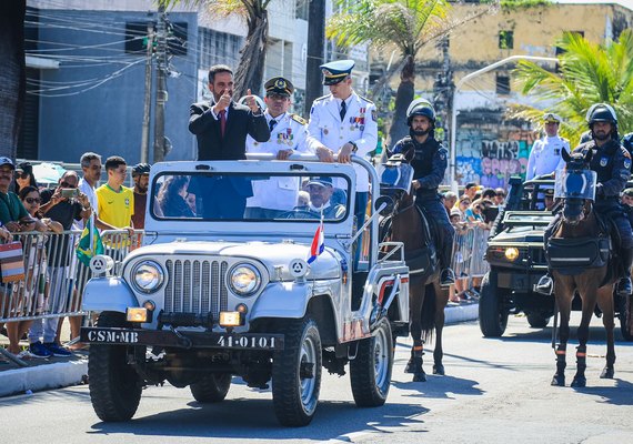 Paulo Dantas comanda desfile de 200 anos da Independência, em Maceió