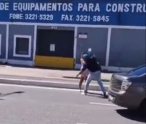 Vídeo: em briga de trânsito, homem é flagrado agredindo mulher com garrafa no Jaraguá