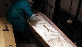 Viúva fica 8h com corpo do marido em casa morto por coronavírus