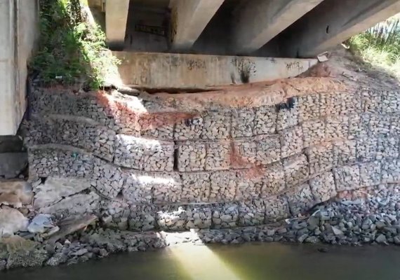 Defesa Civil alerta embarcações sobre risco na cabeceira de ponte na AL-101 Sul