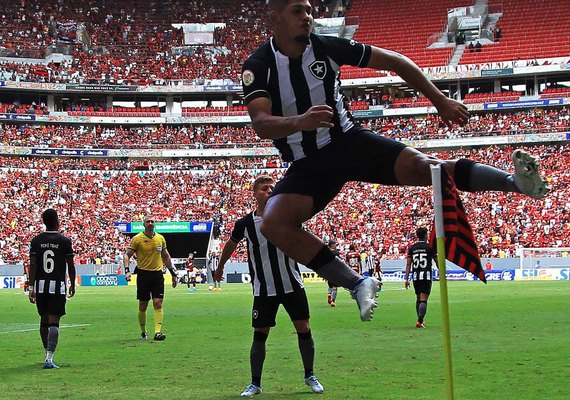Botafogo vence Flamengo, quebra tabu e sobe na tabela do Brasileiro