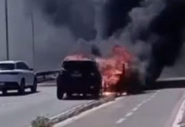 Carro pega fogo no meio da Av. Josefa de Melo, em Maceió