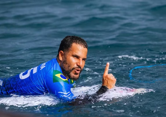 Ítalo Ferreira brilha em Teahupo'o e garante vaga nas semifinais da WSL