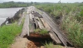 Ponte que liga Penedo a Feliz Deserto é destruída pela chuva