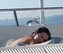 Selena Gomez aparece de topless em vídeo do marido e divide opiniões