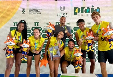 JUBs Praia 2025: equipe de vôlei 4x4 da UNINASSAU Maceió conquista bronze