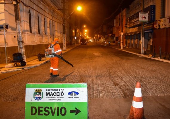 Rua do Sol, no Centro de Maceió, recebe obras de pavimentação