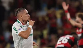 Paulinho é denunciado ao STJD por gesto em gol contra o Flamengo