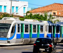 Motociclista não escuta sinal sonoro e é arrastado por trem ao cruzar linha férrea, em Maceió