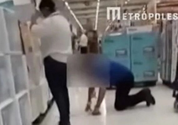 Vendedor é humilhado por gerente enquanto limpa chão de joelhos