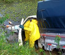 Idoso é encontrado morto dentro de carro submerso em riacho às margens de rodovia em AL