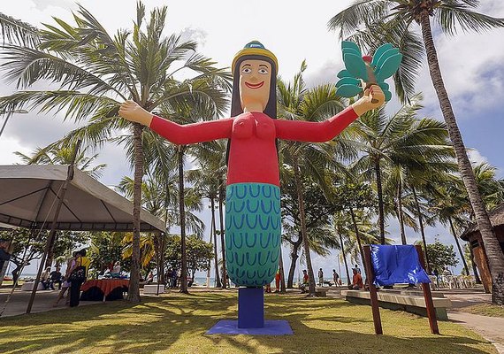 Sereia da orla da praia de Pajuçara é danificada por vândalos