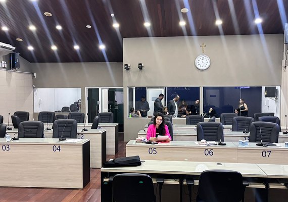 Teca Nelma é única a votar contra aumento salarial: 'Temos assuntos mais urgentes'