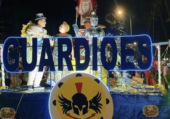 Desfiles de escolas de samba reúnem multidão na orla de Maceió