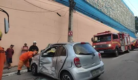 Carro colide com ônibus e deixa dois feridos em Maceió