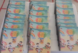 Estudantes e professores de escola municipal lançam livro didático de atividades