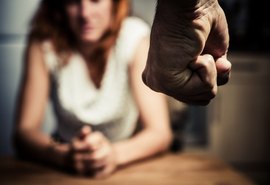 Homem é preso após agredir a mulher com socos, chutes e golpes de martelo