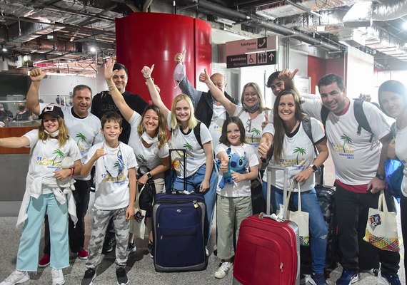 Turistas argentinos são recepcionados pelo Governo de Alagoas no aeroporto Zumbi do Palmares
