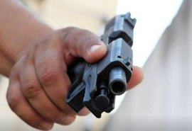 Homem é preso após manter esposa e filhos sob ameaça com arma em Rio Largo