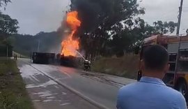 Acidente na BR-104: caminhão tomba e pega fogo em São José da Laje