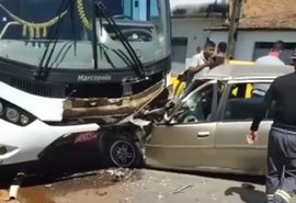 Acidente entre ônibus e carro deixa 2 pessoas mortas e 1 ferida em Maceió