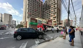 Colisão entre carro e ônibus complica trânsito na Ponta Verde nesta manhã