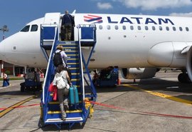 Companhia aérea é condenada a indenizar cliente por alterar voo e adiar data de chegada