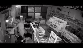 Homem é flagrado ao arrombar conveniência e furtar cigarros na Pajuçara