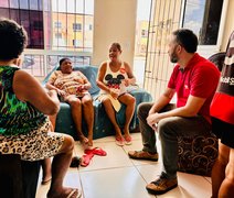 Candidato do PT, Basile ouve reclamações de moradores do Benedito Bentes sobre falta de serviços essenciais